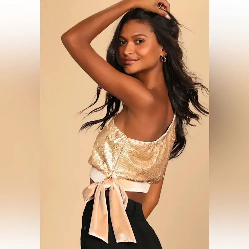 🎉5 for $45🎉 Lulus Gold Sequin One-Shoulder Side-Tie Crop Top blouse size XS